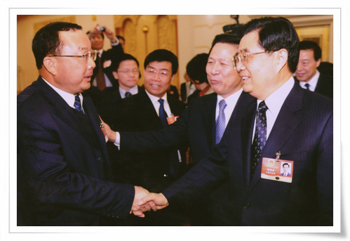 在十一屆全國人大會議上，時任中共中央總書記胡錦濤親切接見集團創始人劉慶年